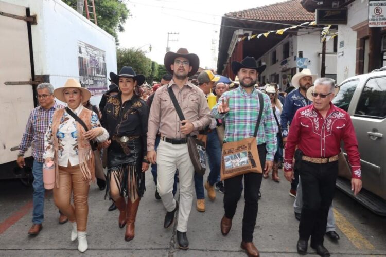 Octavio Ocampo visitó Purépero y reconoció el trabajo artesanal y cultural del municipio líder en fabricación de calzado