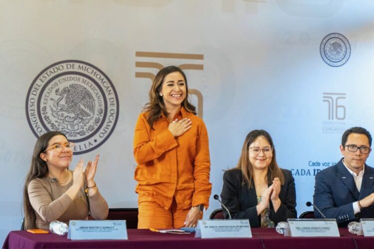 Grecia Jennifer Aguilar reconoce la entrega y compromiso de las y los paramédicos en su día