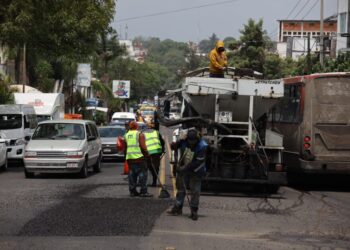 Gobierno de Morelia realiza bacheo en zona de La Poza Rica, salida a Charo