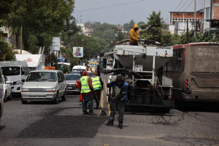 Gobierno de Morelia realiza bacheo en zona de La Poza Rica, salida a Charo
