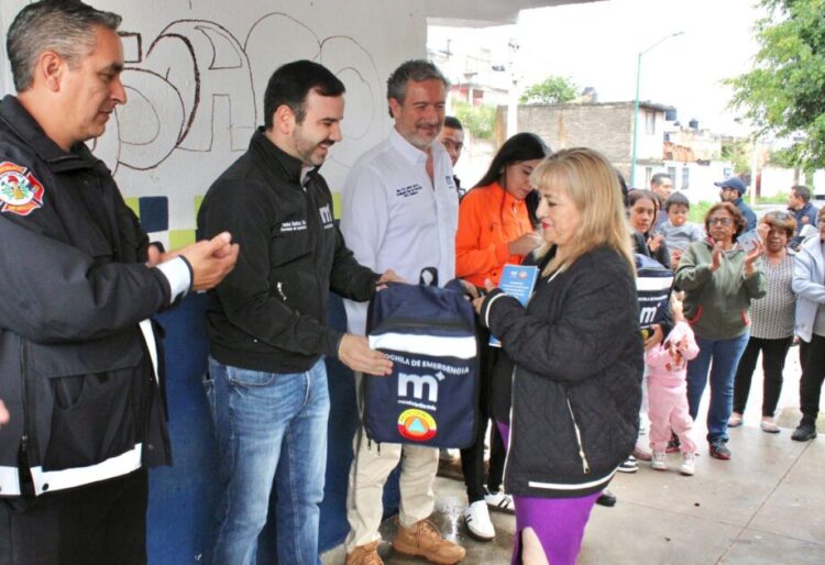 Entrega Yankel Benítez Mochilas de Emergencia a vecinos de Morelia