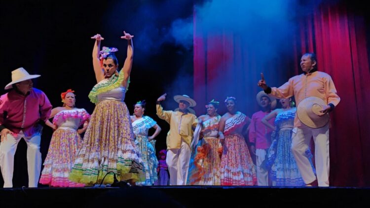 Ballet Folklórico de Morelia, pone a bailar a Colombia