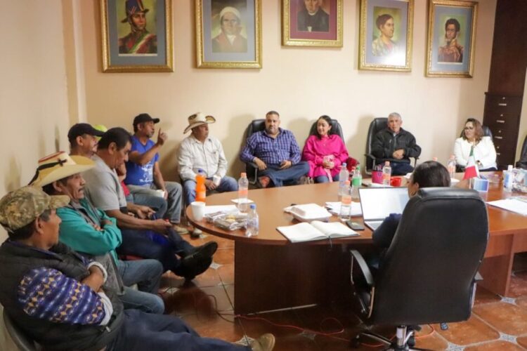 Fortalece Alma Mireya González diálogo con la Comunidad Agraria de Quiroga