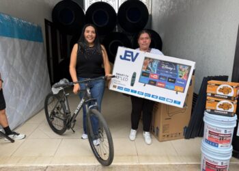 Adriana Campos Huirache continúa gestionando y entregando apoyos a familia de Jacona