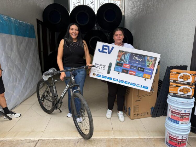 Adriana Campos Huirache continúa gestionando y entregando apoyos a familia de Jacona