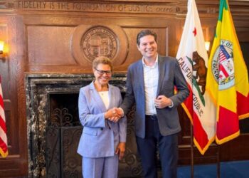 Se reúne Alfonso Martínez con la alcaldesa Karen Bass, de Los Ángeles