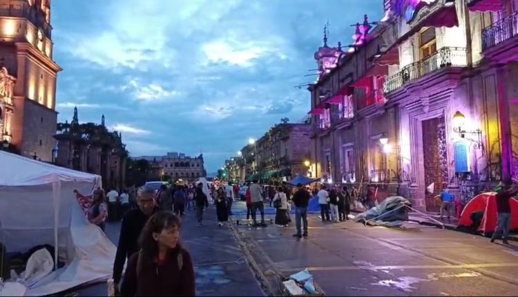 La CNTE debilitada y sin representación retira plantón