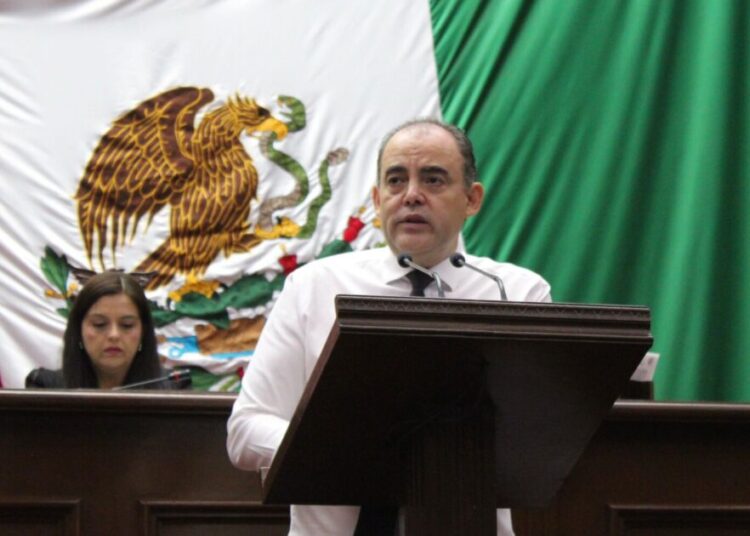 Baltazar Gaona propone tipificar el halconeo como delito en  Michoacán