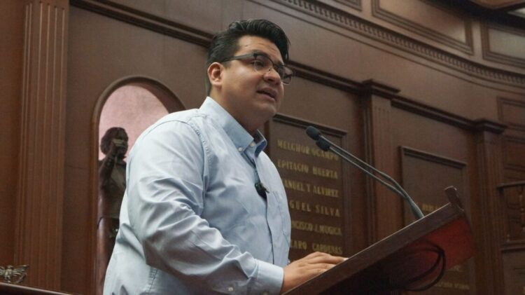 Erradicar la violencia obstétrica, propone ante el pleno legislativo Toño Carreño