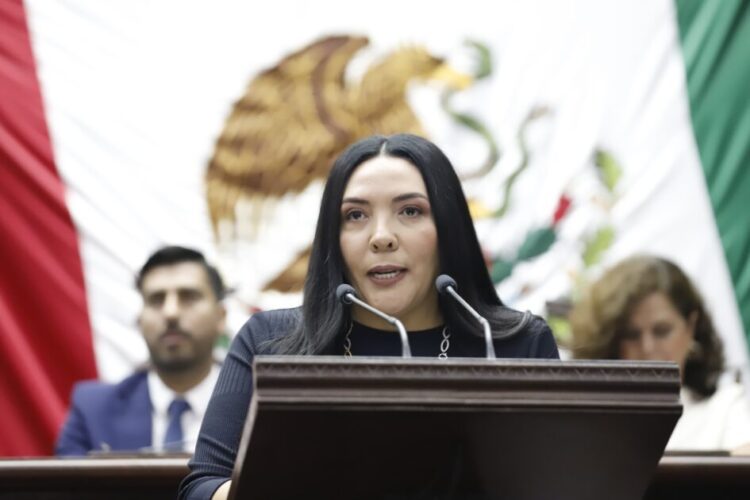 Homenajear a los migrantes michoacanos con inscribir en letras doradas en el muro de honor “A la Comunidad Michoacana Migrante”: Adriana Campos