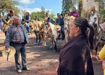 Alma Mireya González participa en tradicional peregrinación a caballo