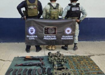 Aseguran arsenal y vehículos con reporte de robo en Buenavista, Michoacán