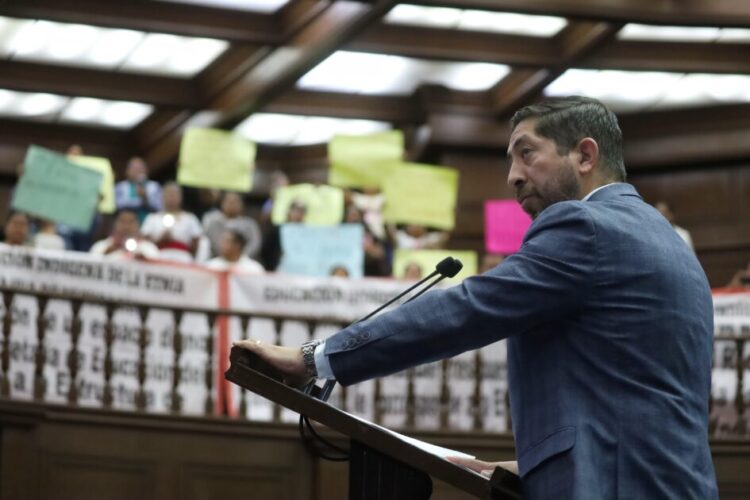 A revisión iniciativa para crear la Dirección de Educación Indígena Náhuatl, propuesta del diputado Abraham Espinoza