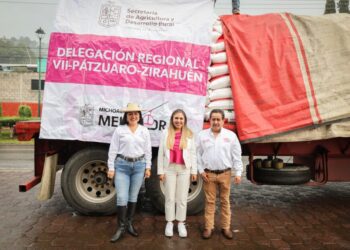 Firme impulso de Dayana Pérez al campo de Salvador Escalante con entrega de fertilizante a bajo costo