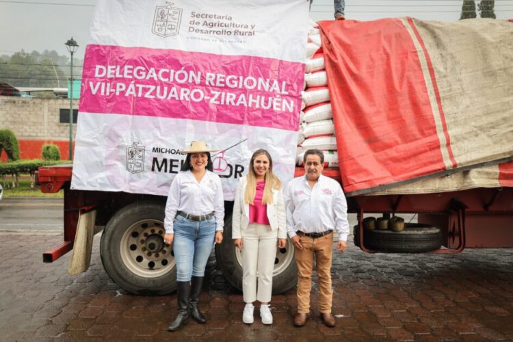 Firme impulso de Dayana Pérez al campo de Salvador Escalante con entrega de fertilizante a bajo costo