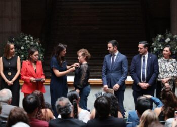 Entrega Gobierno de Alfonso Martínez, Presea Amalia Solórzano a Verónica Villaseñor