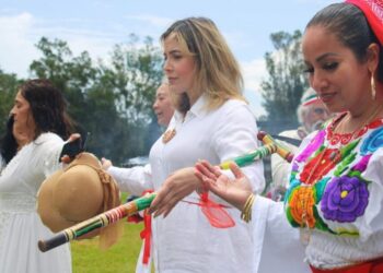 Diputada Brissa Arroyo recibe Bastón de Mando de los Pueblos Originarios