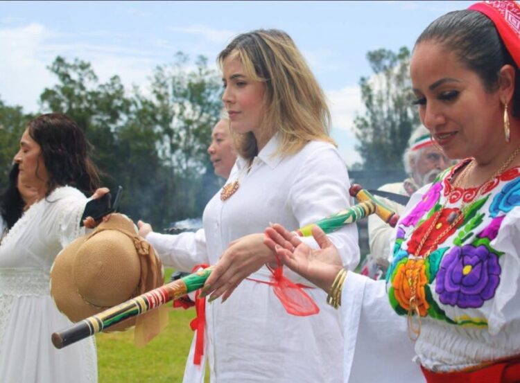 Diputada Brissa Arroyo recibe Bastón de Mando de los Pueblos Originarios