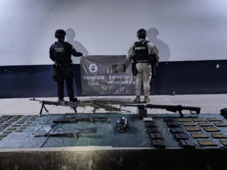 Aseguran arsenal con barret, ametralladoras y granadas en Aguililla