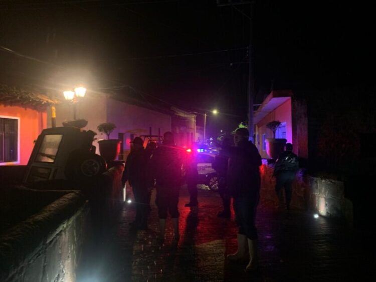 Auxilia personal de SSP a la población por inundaciones en Ecuandureo