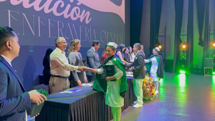 Se gradúan estudiantes de Enfermería General