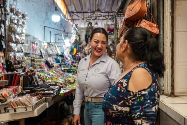 Mónica Valdez aliada de las y los comerciantes, visita Mercado Morelos