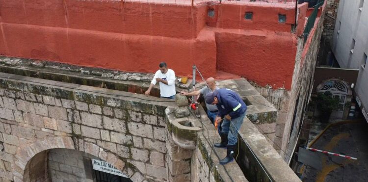 Gerencia del Centro Histórico da mantenimiento al Acueducto de Morelia