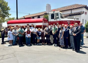 Recibe Mónica Valdez camión de bomberos gestionado en coordinación por migrantes y el Club Rotario de Fontana, California