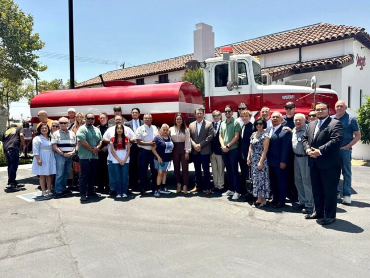 Recibe Mónica Valdez camión de bomberos gestionado en coordinación por migrantes y el Club Rotario de Fontana, California