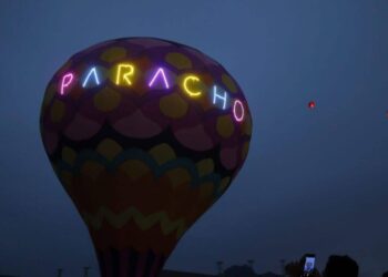 El cielo de Paracho se llena de color durante la clausura del Festival de Globos de Cantoya