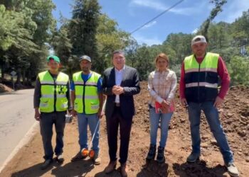 Celebra Vicente Gómez la realización de obras de rehabilitación carretera en el distrito XIX