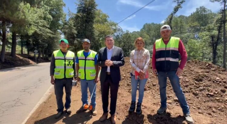Celebra Vicente Gómez la realización de obras de rehabilitación carretera en el distrito XIX