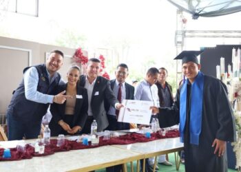 Apadrina Vicente Gómez a niñez y juventud de todos los niveles educativos del distrito XIX en sus graduaciones