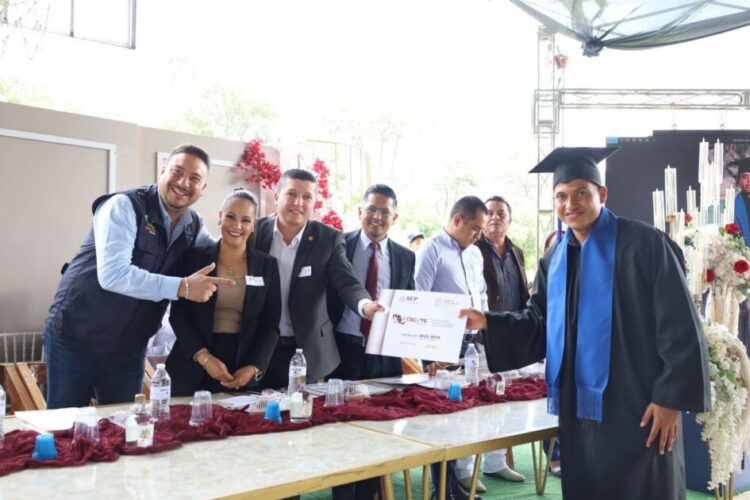 Apadrina Vicente Gómez a niñez y juventud de todos los niveles educativos del distrito XIX en sus graduaciones