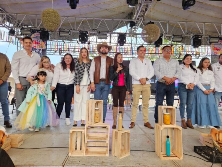 Amplio reconocimiento hizo Octavio Ocampo a la labor de productores y artesanos en exposición regional de Jerahuaro