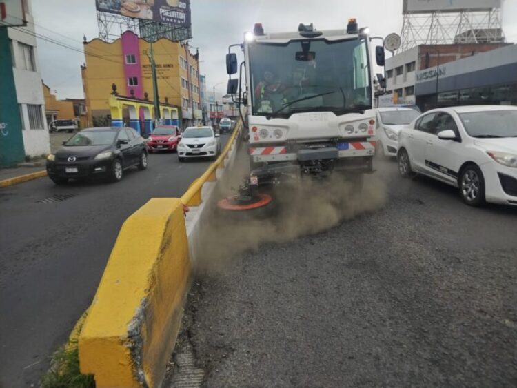 Gobierno de Morelia refuerza limpieza con barrido mecánico en Avenida Madero Poniente