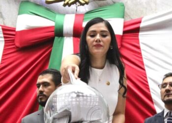 Diana Espinoza da voto de confianza a Carlos Torres Piña, al frente de la FGE