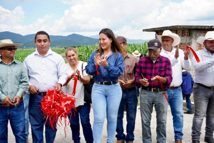 Mónica Valdez entrega 12 puentes saca cosecha en ejidos de Tarejero, con hechos transforma Zacapu