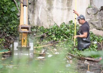 Brigadas municipales retiran tapón de desechos en Dren Barajas