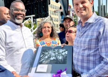 Se reúne Alfonso Martínez con Brandon Johnson, alcalde de Chicago