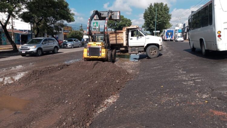 Despliega Secretaría de Servicios Públicos brigadas de limpieza en laterales de salida a Quiroga