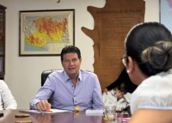 Alfonso Martínez dialoga y construye con jóvenes migrantes