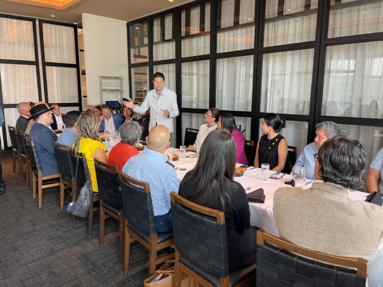 Expone Alfonso Martínez atractivos turísticos y de inversión a empresarios y legisladores de Chicago