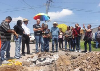 Adolfo Torres atiende solicitud de habitantes de La Aldea para mejora del servicio de agua potable