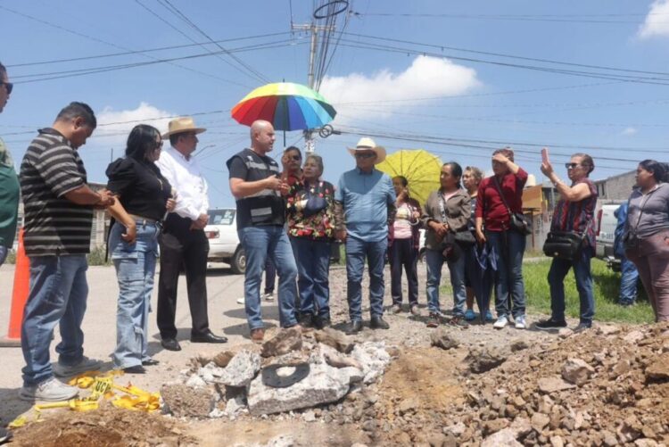 Adolfo Torres atiende solicitud de habitantes de La Aldea para mejora del servicio de agua potable