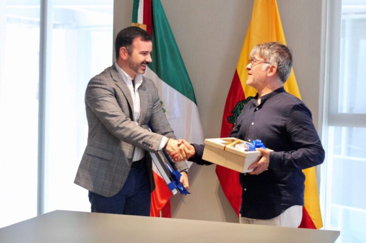 Recibe Yankel Benítez a embajador de Colombia