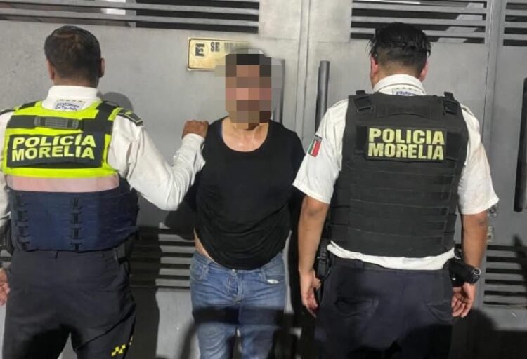 Policía Morelia detiene a civil con arma de fuego en Plaza Carillo