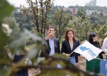 Alfonso Martínez y Paola Delgadillo colocan la primera piedra de la Casa del Adulto Mayor