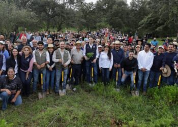 Morelia planta futuro: Alfonso Martínez encabeza jornada de reforestación en Chiquimitío