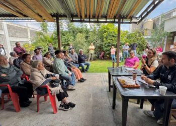 Yankel Benítez acompaña a vecinos de colonia Ríos Mexicanos en gestiones ante CFE